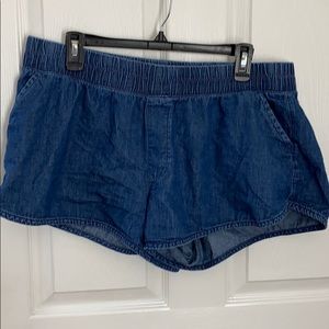 Denim shorts with pockets